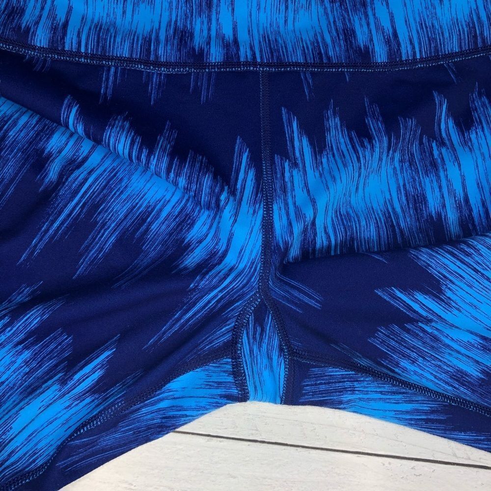Under Armour Blue Pattern Capris Sz M - Picture 7 of 8